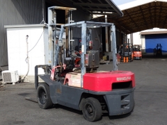 Xe nâng dầu 2,5 tấn NISSAN YJ02A25 số tự động gật gù, giá rẻ