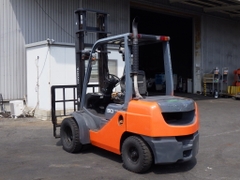 Xe nâng dầu 3 tấn TOYOTA 8FD30 số tự động, gật gù (lật đổ), lốp kép, nâng cao 4,5 m