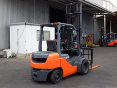 Xe nâng dầu 2,5 tấn TOYOTA 8FD25 số sàn, gật gù (lật đổ), lốp kép, nâng cao 5 m