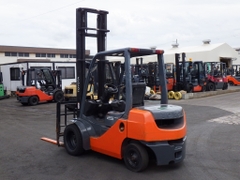 Xe nâng dầu 2,5 tấn TOYOTA 8FD25 số sàn, gật gù (lật đổ), lốp kép, nâng cao 5 m