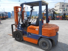 Xe nâng dầu 2,5 tấn TOYOTA 5FD25 số sàn cực chất. Xe nhập khẩu giá tốt