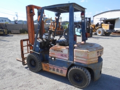 Xe nâng dầu 2,5 tấn TOYOTA 5FD25 số sàn, gật gù. Xe đẹp, giá tốt