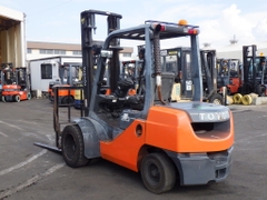 Xe nâng dầu 3 tấn TOYOTA 8FD30 số tự động, gật gù , động cơ 3Z