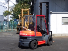 Xe nâng dầu 2,5 tấn TOYOTA 6FD25 tháp nâng cao 5m, lốp kép