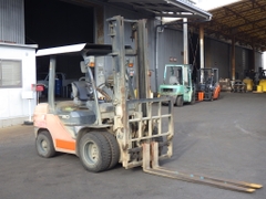 Xe nâng dầu 3 tấn TOYOTA 8FD30 số sàn, gật gù , nâng cao 4 m nhập Nhật