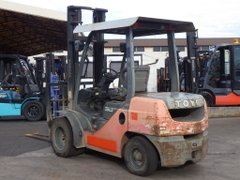 Xe nâng dầu 3 tấn TOYOTA 8FD30 số sàn, gật gù , nâng cao 4 m nhập Nhật