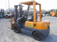 Xe nâng 2,5 tấn TCM FD25Z5 số tự động, chui container, dich giá