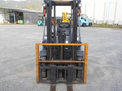 Xe nâng 2,5 tấn TCM FD25Z5 số tự động, chui container, dich giá