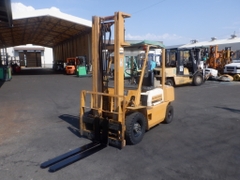 Xe nâng Komatsu 2,5 tấn FD25-10 số sàn dịch giá. Hàng nhập Nhật