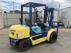 Xe nâng Komatsu FD25T-12 số tự động lốp kép gật gù nhập Nhật