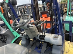 Xe nâng Komatsu FD25T-12 số tự động lốp kép gật gù nhập Nhật
