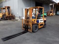 Xe nâng 2,5 tấn Komatsu FD25-11 số tự động chui container nâng cao 4m Nhật bãi