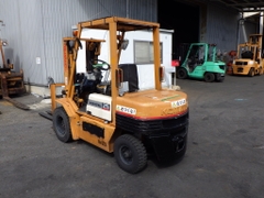Xe nâng 2,5 tấn Komatsu FD25-11 số tự động chui container nâng cao 4m Nhật bãi