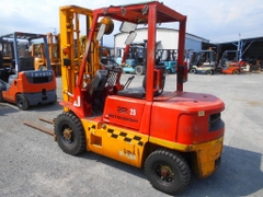 Xe nâng Nhật bãi Mitsubishi FD25 số sàn, chui container