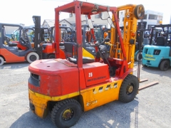 Xe nâng Nhật bãi Mitsubishi FD25 số sàn, chui container