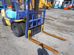 xe nâng Nhật bãi Komatsu FD25W-12 số sàn, gật gù, lốp kép siêu đẹp