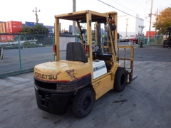Xe Nâng 3 Tấn Komatsu FD30-11 số sàn, gật gù, máy đen Nhập Nhật Giá tốt