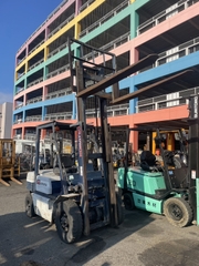 Xe nâng 2,5 tấn Komatsu FD25-11 số sàn
