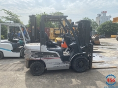 Xe nâng cũ NISSAN 2.5 tấn chui container dịch giá đời 2012