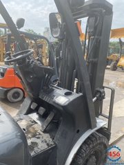 Xe nâng cũ NISSAN 2.5 tấn chui container dịch giá đời 2012