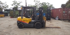 Xe nâng dầu cũ TCM 2.5 tấn FHD25T3 chui container dịch giá dịch càng