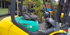Xe nâng cũ 2,5 tấn Komatsu FD25T-16 chui container
