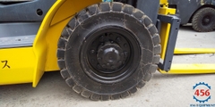 Xe nâng cũ 2,5 tấn Komatsu FD25T-16 chui container