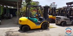 Xe nâng cũ 2,5 tấn Komatsu FD25T-16 chui container
