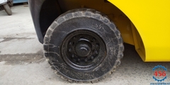 Xe nâng cũ 2,5 tấn Komatsu FD25T-16 chui container