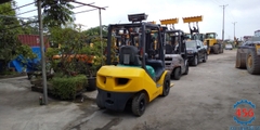Xe nâng cũ 2,5 tấn Komatsu FD25T-16 chui container