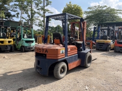 XE NÂNG DẦU TOYOTA 5FD25 Hotline: 096.235.1368