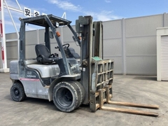 XE NÂNG DẦU NISSAN YL02M25 003702