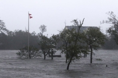 Mỹ tả tơi vì siêu bão Florence, Philippines oằn mình 'gánh' Mangkhut