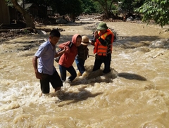 Thầy cô đến trường sau lũ: Không điện, không nước, thức ăn cũng không còn
