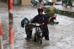 Hà Nội: Mưa suốt ngày đêm, ô tô bơi trên phố