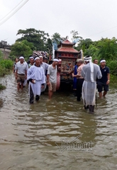 Hà Nội: Đẩy xe tang giữa mênh mang lũ đưa người thân về cõi vĩnh hằng