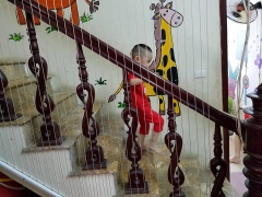 luoi-cau-thang-truong-hoc-mam-non