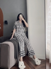 - BỘ PYJAMA NỮ HOẠ TIẾT DIO QUẦN DÀI