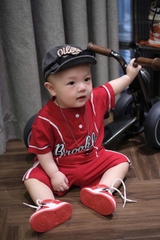 - BỘ ĐÙI BÉ TRAI CỔ CÚC ĐỎ ĐÔ Brooklyn