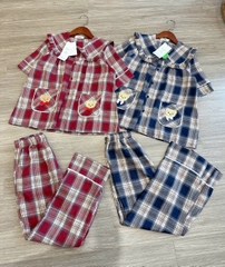 - BỘ PYJAMA KẺ CARO CÚC CỔ BÈO TÚI GẤU