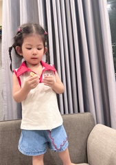 - BỘ BÉ GÁI ÁO TRẮNG CK CỔ ĐỎ QUẦN BÒ