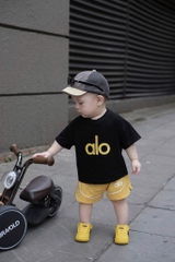 - BỘ ĐÙI BÉ TRAI ÁO ĐEN alo QUẦN VÀNG