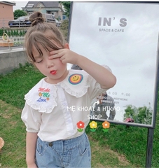 BÁN SỈ BỘ BÉ GÁI ÁO SƠ MI TRẮNG CỔ BÈO MẶT CƯỜI QUẦN BÒ
