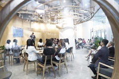 Giám Đốc Ban Kinh Doanh: Nguyễn Thị Tuyết