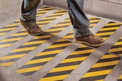 Giải Pháp Xử Lý Mặt Sàn Trơn Trượt Tối Ưu Với Băng Keo Chống Trượt 3M