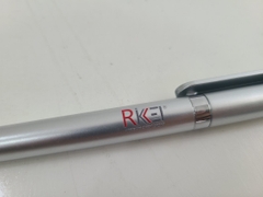 Bút bi quảng cáo in logo Rikkei