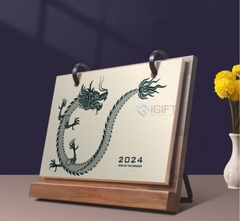 Lịch đế gỗ có khe đựng bút - Khắc logo theo yêu cầu - MS07