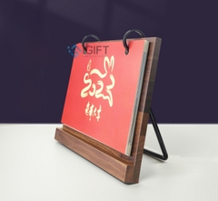 Lịch đế gỗ có khe đựng bút - Khắc logo theo yêu cầu - MS07