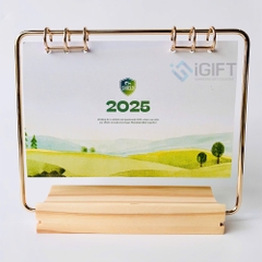 Lịch để bàn đế gỗ khắc logo SHIELD - AMAVI GROUP 
