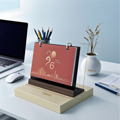 Lịch đế gỗ có khe gác bút - Khắc logo theo yêu cầu